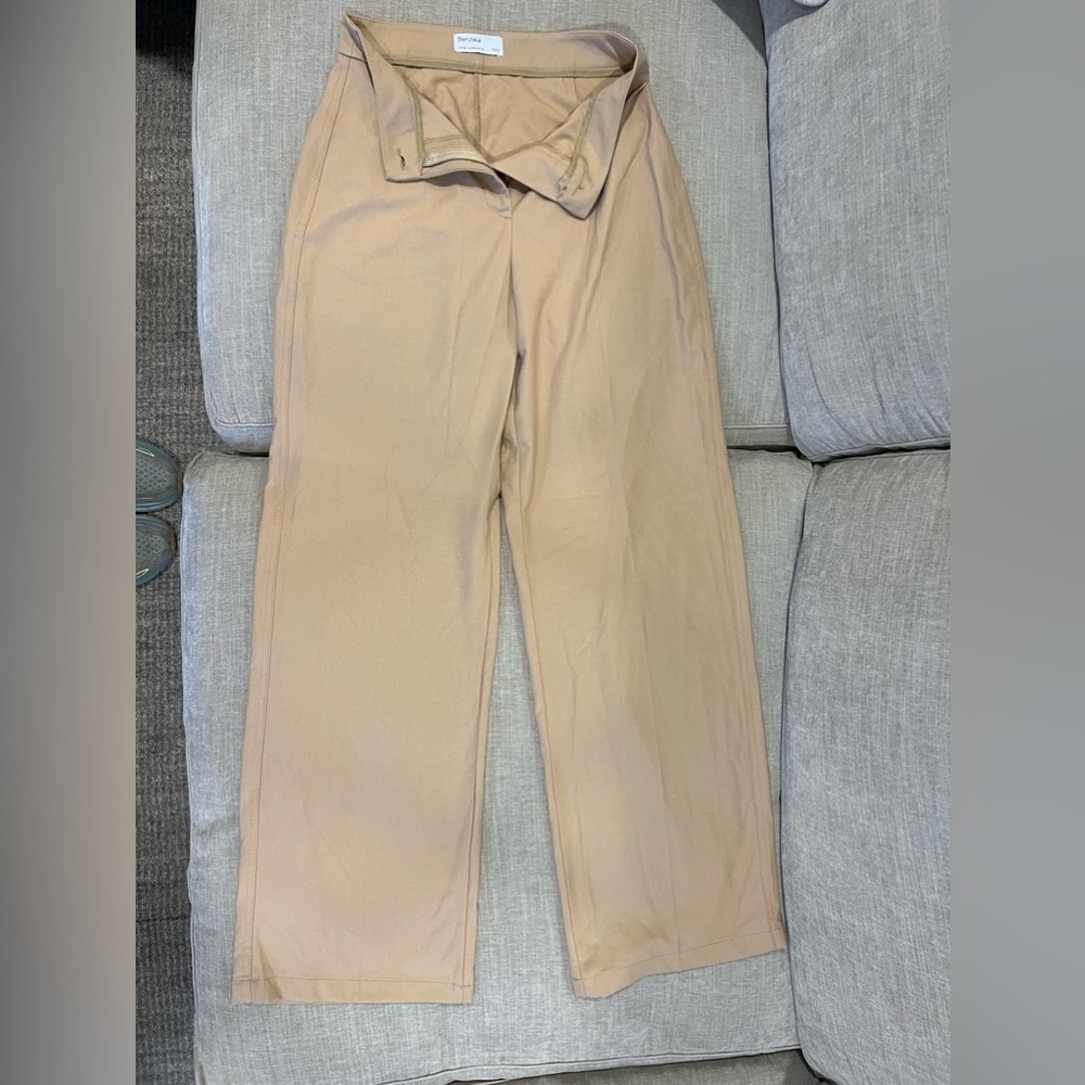 Bershka tailored women’s flowy pant, size US 4